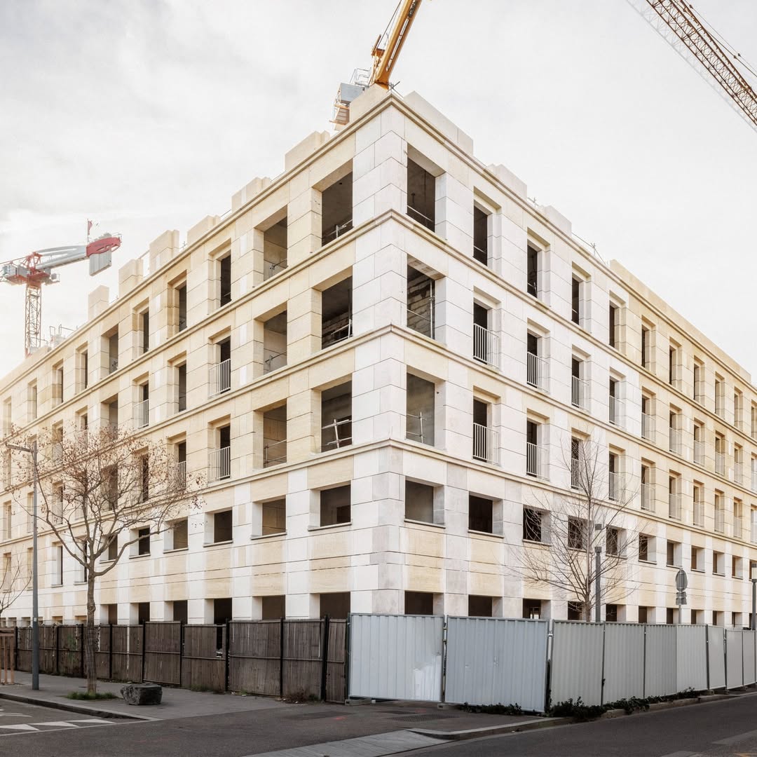 Alma Petra, Lyon